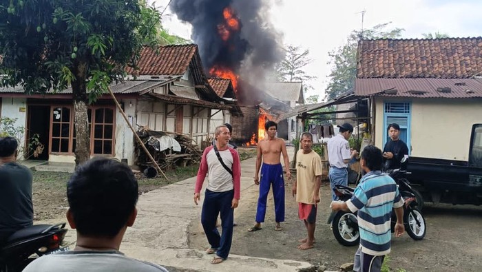 Peristiwa kebakaran yang terjadi di kios BBM milik warga Desa Adisara, Kecamatan Jatilawang, Banyumas, Senin (20/11/2023).