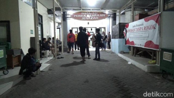 Keluarga korban Elf tertabrak KA Probowangi di RSUD dr Haryoto, Lumajang.