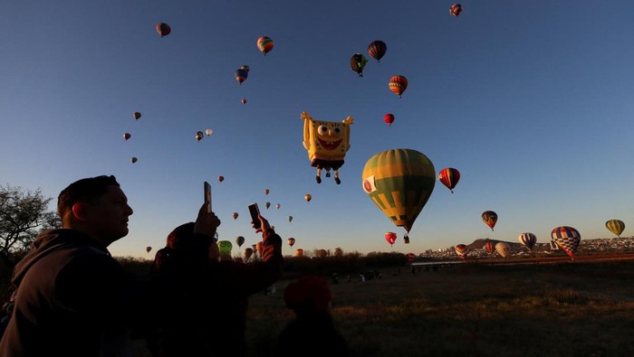 Hot-air balloons fly over Metropolitano park during the International Hot-Air Balloon Festival in Leon, state of Guanajuato, Mexico November 19, 2023.  REUTERS/Henry Romero     TPX IMAGES OF THE DAY