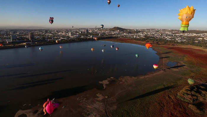 Kemeriahan Festival Balon Udara di Langit Meksiko Hot-air balloons fly over Metropolitano park during the International Hot-Air Balloon Festival in Leon, state of Guanajuato, Mexico November 19, 2023. REUTERS/Henry Romero TPX IMAGES OF THE DAY