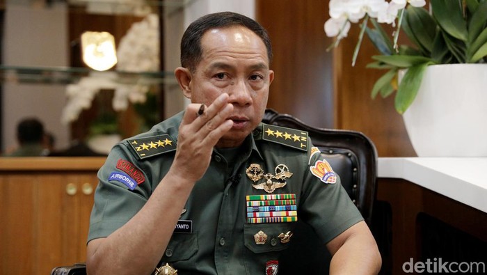 Kepala Staf Angkatan Darat (KSAD) Jenderal Agus Subiyanto yang juga calon Panglima TNI pengganti Yudo Margono itu juga Sempat menjadi Komandan Batalyon Kopassus di Kertasura dan menjadi Dandim Surakarta pada 2009-2011.