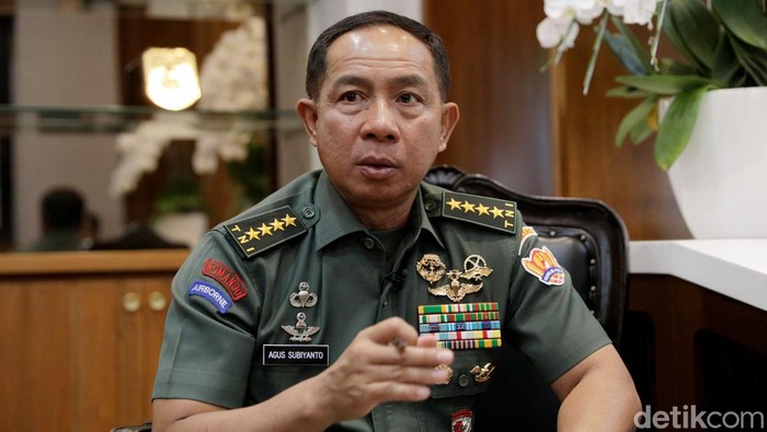 Kepala Staf Angkatan Darat (KSAD) Jenderal Agus Subiyanto yang juga calon Panglima TNI pengganti Yudo Margono itu juga Sempat menjadi Komandan Batalyon Kopassus di Kertasura dan menjadi Dandim Surakarta pada 2009-2011.