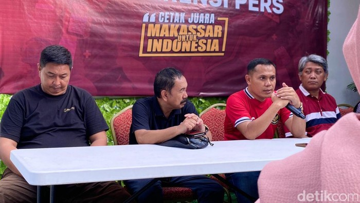 Ketua KONI Makassar Ahmad Susanto (kedua dari kanan) saat konferensi pers.