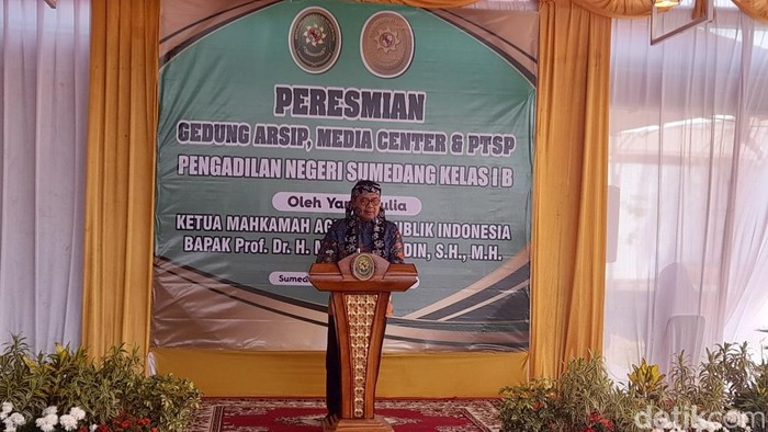 Ketua Mahkamah Agung RI Muhammad Syarifuddin meresmikan Gedung Arsip dan Media Center di Pengadilan Negeri Sumedang Kelas I B yang berlokasi Jalan Raya Sumedang-Cirebon, Sumedang, Senin (20/11/2023).