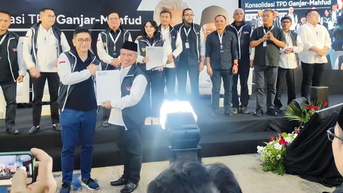 Ketua TPD Ganjar-Mahfud NTB Muzihir saat menerima SK penunjukan dari TPN beberapa waktu lalu.