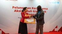 Direktur Compliance, Corporate Affairs & Legal CIMB Niaga Fransiska Oei (kiri) bersama Chief of Nutrition Program UNICEF Indonesia Mamadou Ndiaye (kanan) pada Peluncuran Kerja Sama Aksi Peduli Gizi Anak Indonesia Program Deteksi Dini dan Penanganan Gizi Buruk untuk Cegah Stunting, yang diselenggarakan CIMB Niaga dan UNICEF di Jakarta, Senin (20/11/2023). 