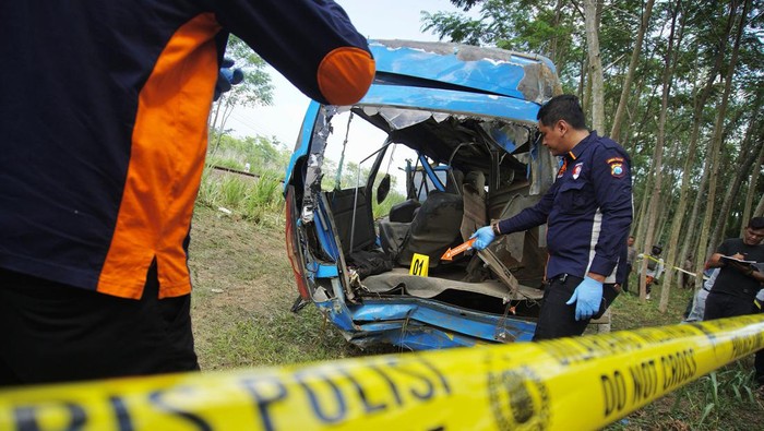 Kondisi mini bus bernomor polisi N 7646 T yang tertabrak kereta api (KA) Probowangi di Kecamatan Klakah, Lumajang, Jawa Timur, Senin (20/11/2023). Kecelakaan yang terjadi di perlintasan kereta tanpa palang pintu tersebut menyebabkan 11 korban meninggal dunia dan empat lainya luka-luka.