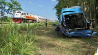 Minibus bernopol N 7646 T tersebut dalam keadaan ringsek usai tertabrak kereta api pada Minggu (19/11/2023) pukul 19.53 WIB.  
