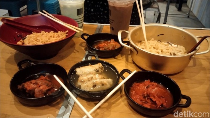 Kuliner ala Korea di Jalan Pemuda Majalengka.