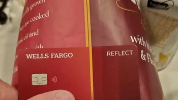 Kartu kredit ini cocok dengan kemasan keripik ini Foto: Brightside