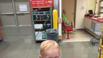 Gemasnya, baju dan celana si anak kecil dan bapak tua samaan. Foto: Brightside