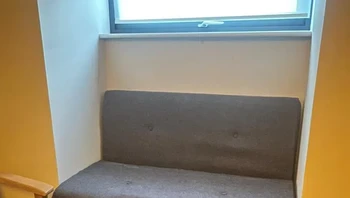 Saya menjual sofa saya secara online. Seorang pria datang, membelinya, memasukkannya ke dalam mobil kecilnya, dan pergi. Dia mengirimi saya foto ini kemudian. Foto: Brightside