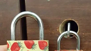 Seseorang di tempat gym mempunya gembook kunci yang sama, punyaku lebih kecil Foto: Brightside