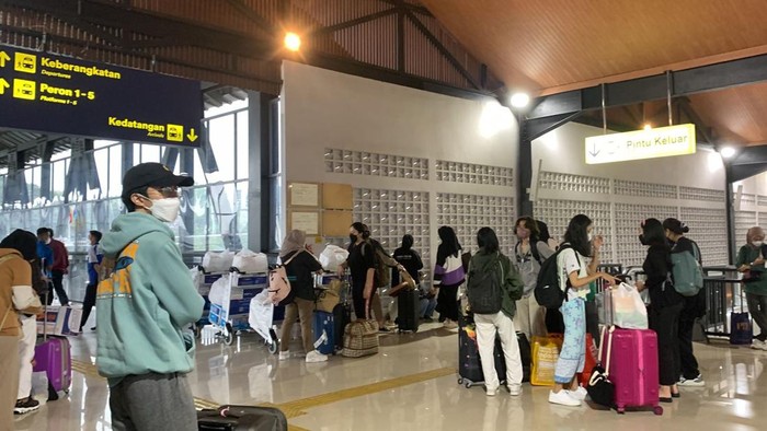 Lalu lalang penumpang KA di stasiun Malang