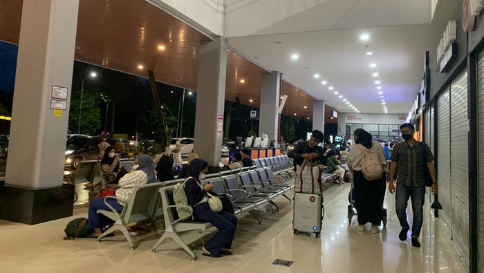 Lalu lalang penumpang KA di stasiun Malang