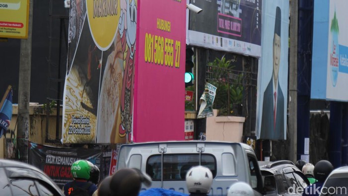APILL di simpang tiga Jalan Gejayan tertutup baliho, Senin (20/11/2023).