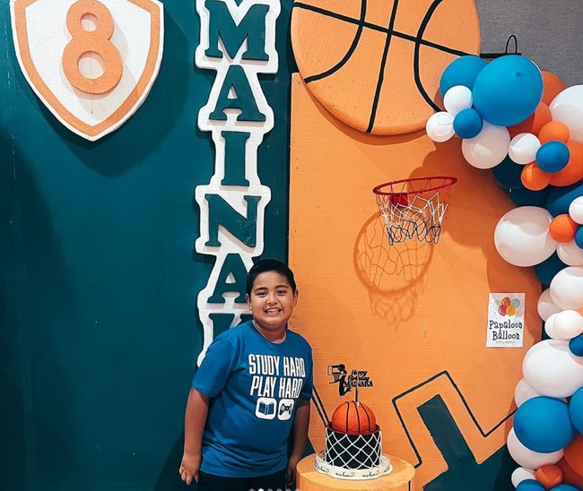 Mainaka sendiri diketahui merupakan anak kedua Nia Ramadhani dan Ardi Bakrie yang lahir pada 17 November 2015. Mainaka memiliki seorang kakak perempuan bernama Mikhayla Zalindra Bakrie dan seorang adik laki-laki bernama Magika Zalardi Bakrie. Foto: Instagram/@ramadhaniabakrie