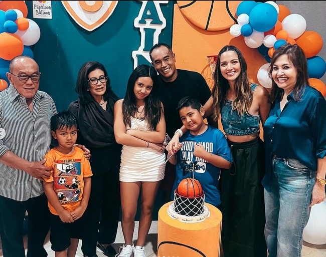 Walaupun pesta ulang tahunnya dirayakan secara sederhana namun tetap meriah dengan dihadiri para anggota keluarga. Terlihat kakek dan nenek Mainaka, Aburizal Bakrie dan Tatty Murnitriati juga ikut hadir dan berfoto bersama. Foto: Instagram/@ramadhaniabakrie