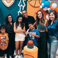 Walaupun pesta ulang tahunnya dirayakan secara sederhana namun tetap meriah dengan dihadiri para anggota keluarga. Terlihat kakek dan nenek Mainaka, Aburizal Bakrie dan Tatty Murnitriati juga ikut hadir dan berfoto bersama. Foto: Instagram/@ramadhaniabakrie