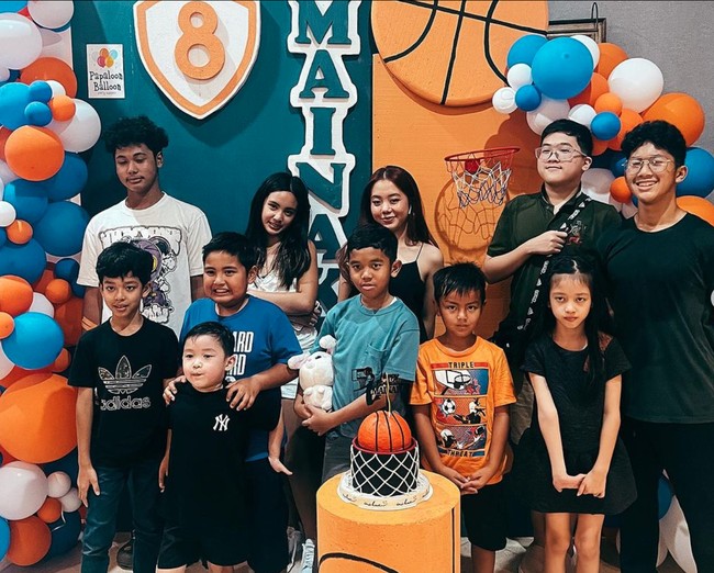 Para sahabat dan saudara Mainaka juga hadir dan foto bersama. Salah satu yang berhasil curi atensi ialah penampilan sang kakak, Mikhayla yang terlihat sudah semakin besar. Foto: Instagram/@ramadhaniabakrie