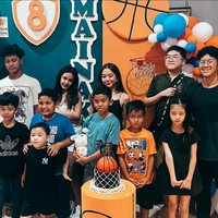 Para sahabat dan saudara Mainaka juga hadir dan foto bersama. Salah satu yang berhasil curi atensi ialah penampilan sang kakak, Mikhayla yang terlihat sudah semakin besar. Foto: Instagram/@ramadhaniabakrie