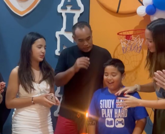 Bersama keluarga Mikhayla ikut menyanyikan lagu Happy Birthday untuk adiknya, Mainaka. Mikhayla sendiri diketahui saat ini sudah berusia 11 tahun. Foto: Instagram/@ramadhaniabakrie