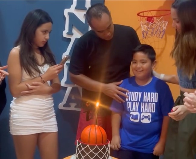 Bikin banyak netizen salfok, Mikhayla terlihat cantik mengenakan mini dress berwarna putih. Penampilannya terlihat santai dengan rambut panjang yang dibiarkan terurai. Foto: Instagram/@ramadhaniabakrie