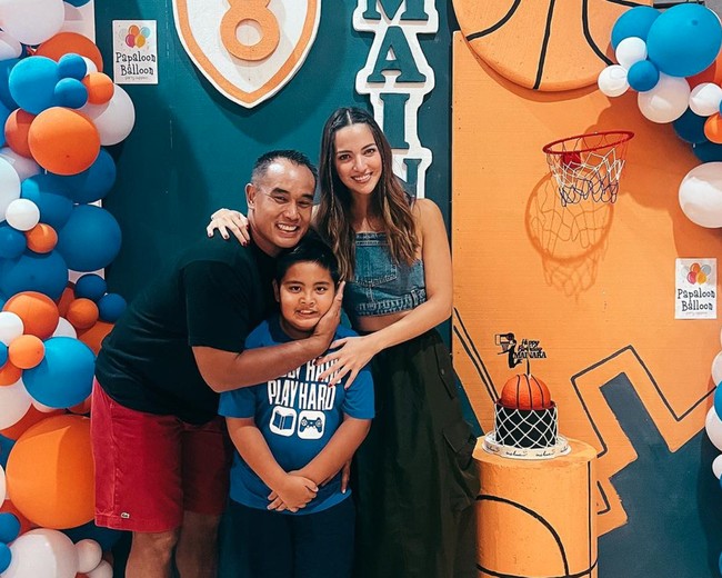 Tak kalah curi atensi, Nia Ramadhani pun terlihat cantik dan stylish mengenakan atasan jeans crop top tanpa lengan yang dipadukan dengan rok cargo panjang. Rambut panjangnya tampak diurai dengan menyisakan dua bagian poni sisi kiri dan kanan yang terkepang. Foto: Instagram/@ramadhaniabakrie