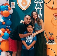 Tak kalah curi atensi, Nia Ramadhani pun terlihat cantik dan stylish mengenakan atasan jeans crop top tanpa lengan yang dipadukan dengan rok cargo panjang. Rambut panjangnya tampak diurai dengan menyisakan dua bagian poni sisi kiri dan kanan yang terkepang. Foto: Instagram/@ramadhaniabakrie