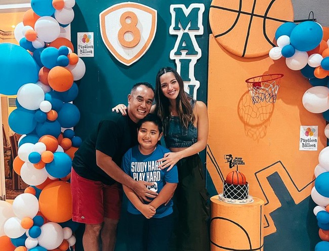 Mainaka Zanatti Bakrie, anak kedua Nia Ramadhani dan Ardi Bakrie baru saja berulang tahun yang ke-8. Kali ini Ardi dan Nia memilih tema bola basket untuk sang anak. Foto: Instagram/@ramadhaniabakrie