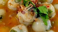 Seblak Gatotkaca di Cimanggis, Depok juga menawarkan cilok goang seharga Rp 15 ribu. Ada juga cilok mercon dan cilok sambal kacang. Foto: Seblak Gatotkaca