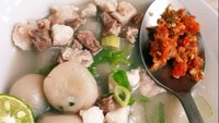 Di Jati Padang, kamu bisa beli jajan di Cilok Kuah Gopi88. Menu cilok kuah dibanderol Rp 16 ribu saja. Ada yang ditambah topping kikil, ceker, hingga daging sapi. Foto: Cilok Kuah Gopi88