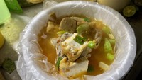 Masih di Jakarta Barat, cilok goang ada di Rujak Cireng Honey di Kembangan Selatan. Harganya Rp 16.500 per porsi. Menu lainnya, cireng, ceker, dan bakso goreng. Foto: detikcom