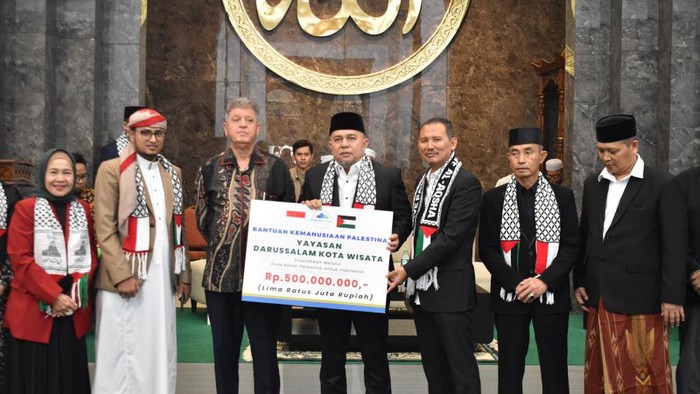 Masjid Darussalam Kota Wisata menyalurkan bantuan kepada Palestina