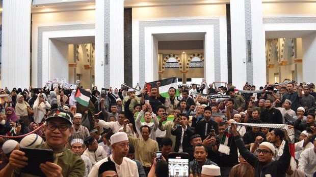 Masjid Darussalam Kota Wisata menyalurkan bantuan kepada Palestina