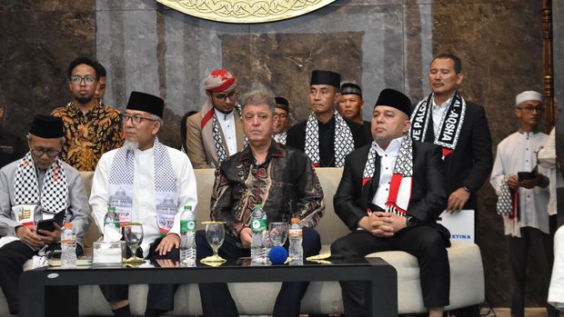 Masjid Darussalam Kota Wisata menyalurkan bantuan kepada Palestina