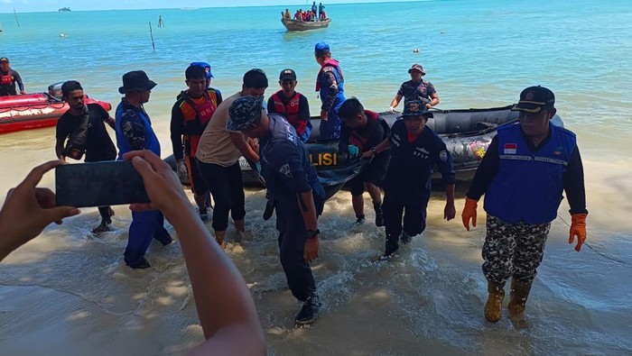Mayat laki-laki ditemukan terapung di perairan Pulau Pucung, Bintan dievakuasi oleh Tim SAR gabungan. (dok Satpolairud Bintan).