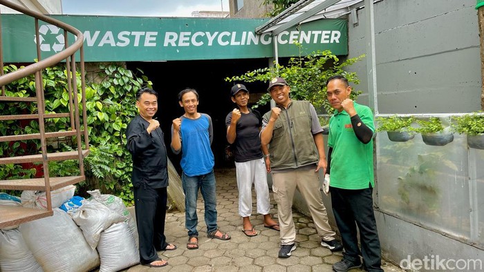 Melihat pengolahan sampah mandiri di Hotel Grand Tjokro Bandung.