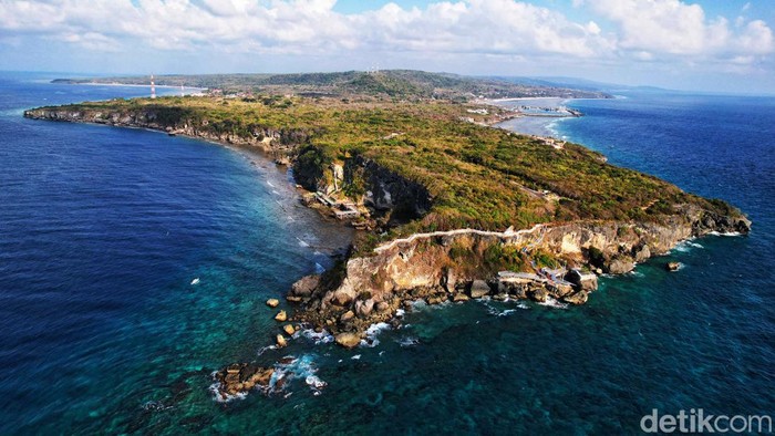 Sejumlah pengunjung menikmati suasana Titik Nol di kawasan Tanjung Bira, Bulukumba, Sulawesi Selatan, Rabu (1/11/2023).