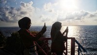 Sejumlah pengunjung menikmati suasana di kawasan Tanjung Bira, Bulukumba, Sulawesi Selatan, Rabu (1/11/2023) lalu.  