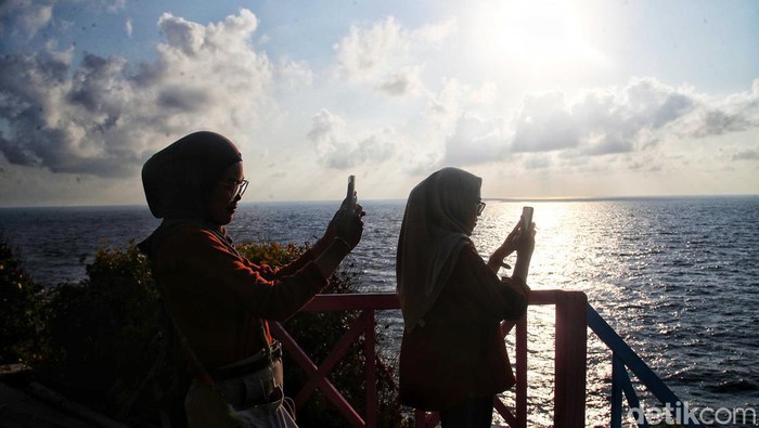 Sejumlah pengunjung menikmati suasana Titik Nol di kawasan Tanjung Bira, Bulukumba, Sulawesi Selatan, Rabu (1/11/2023).