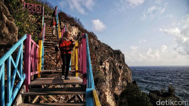 Sejumlah pengunjung menikmati suasana Titik Nol di kawasan Tanjung Bira, Bulukumba, Sulawesi Selatan, Rabu (1/11/2023).