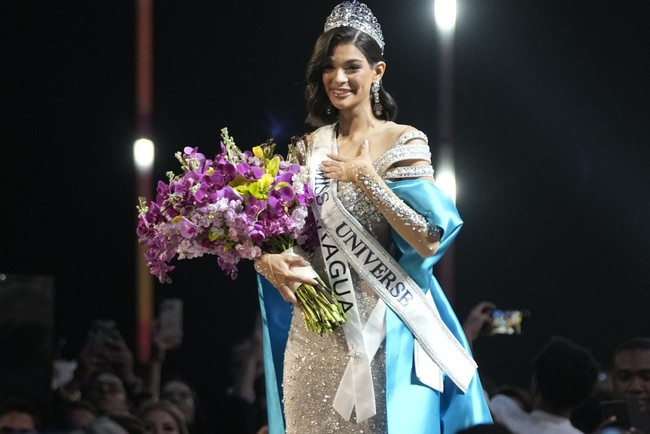 Sheynnis Palacios mencetak sejarah setelah memenangkan Miss Universe 2023 yang digelar Sabtu (18/11/2023) malam di San Salvador, El Salvador.  Foto: AP/Moises Castillo