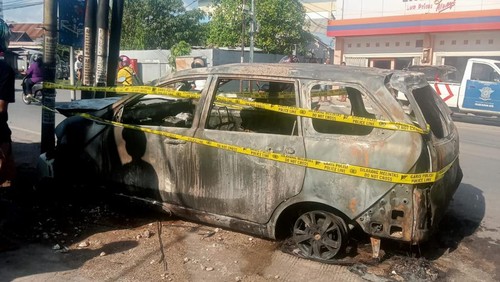 Mobil bernomor polisi KT 1463 CU terbakar di Kelurahan Tuak Daun Merah, Kota Kupang, NTT, Senin pagi (20/11/2023). Mobil terbakar seusai mengisi Pertalite dalam jeriken.