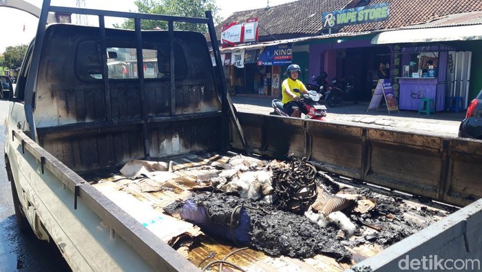 Mobil pikap angkut kasur terbakar di Boyolali, Senin (20/11/2023).