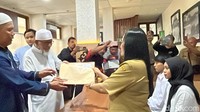 ABB tampak memakai baju gamis berwarna putih dan berjalan dengan tongkatnya menuju ke kantor Bagian Umum. Selanjutnya ABB ke bagian umum untuk memasukkan surat tersebut. (Foto: Tara Wahyu NV/detikJateng)