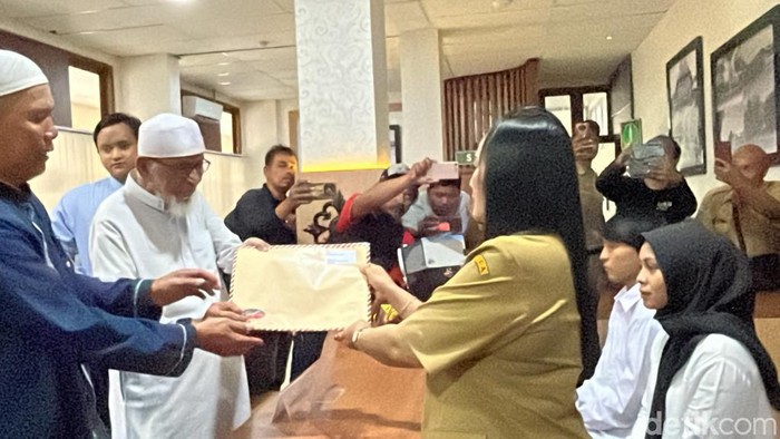 Momen Abu Bakar Baasyir datangi Balai Kota Solo titip surat mau temui Gibran, Senin (20/11/2023).