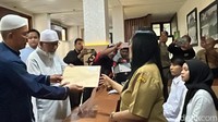 Selain kepada Gibran, Abu Bakar Baasyir juga telah menyampaikan surat yang sama kepada Capres Anies Baswedan. Dan selanjutnya ABB juga akan menyerahkan surat untuk bisa bertemu Ganjar Pranowo-Mahfud Md di Semarang. (Foto: Tara Wahyu NV/detikJateng)