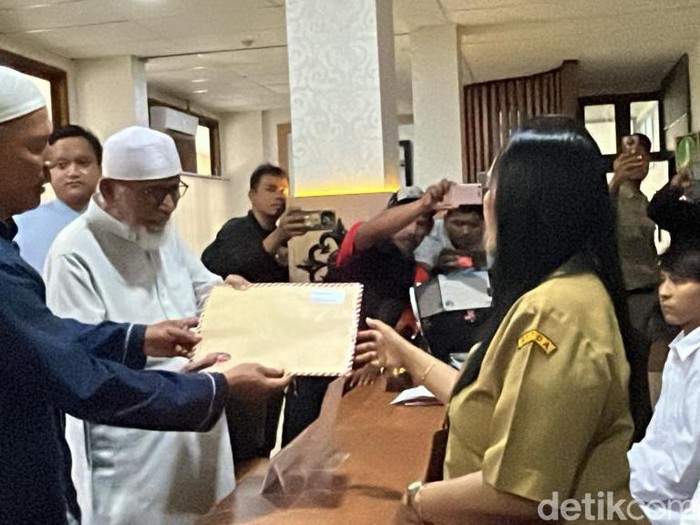 Momen Abu Bakar Baasyir datangi Balai Kota Solo titip surat mau temui Gibran, Senin (20/11/2023).