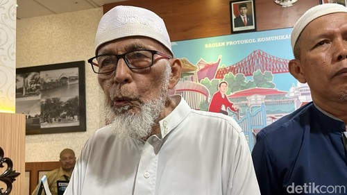 Momen Abu Bakar Baasyir datangi Balai Kota Solo titip surat mau temui Gibran, Senin (20/11/2023).